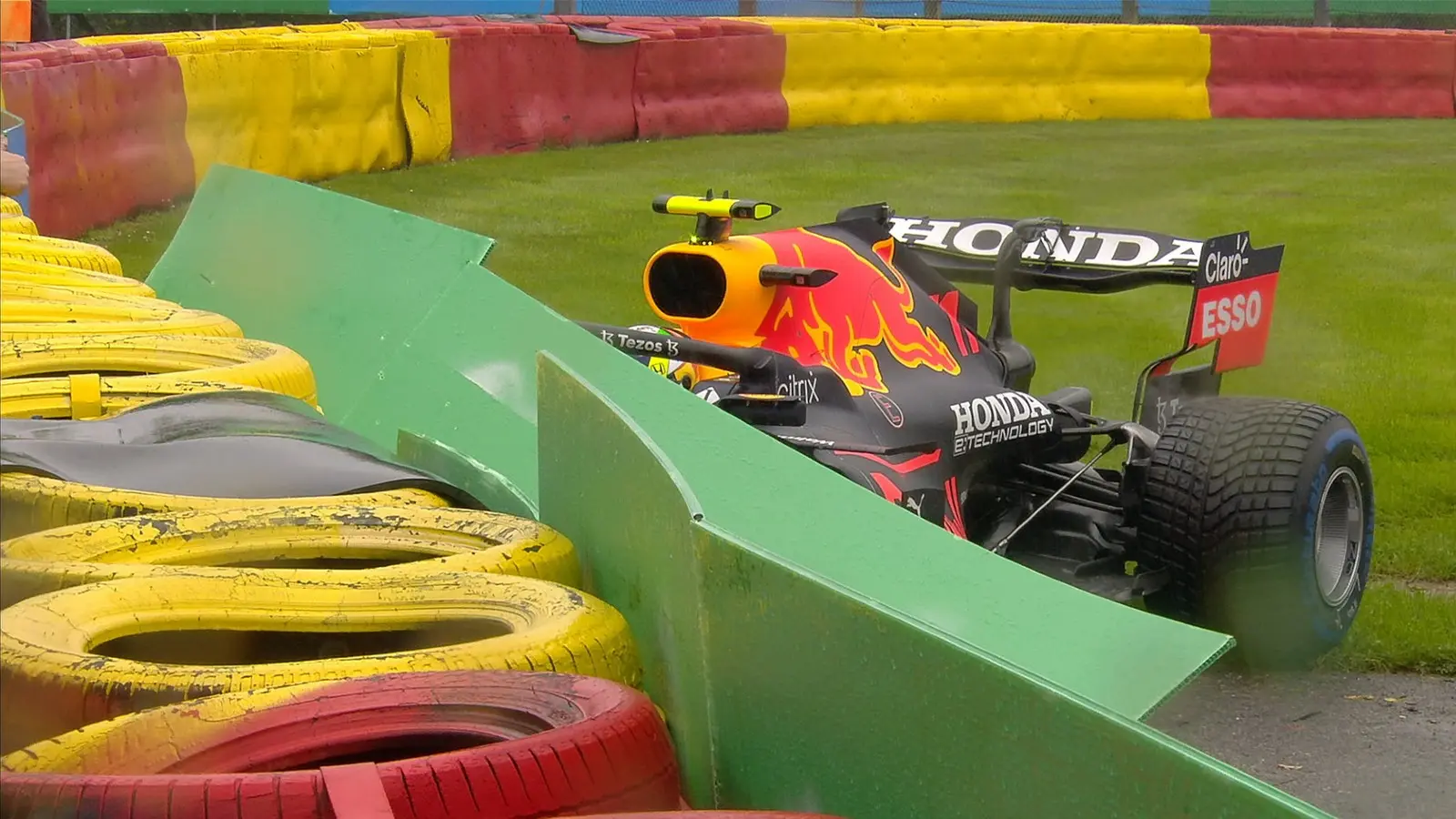 Checo Pérez perdió el control de su auto previo al GP de Bélgica - Twitter @F1
