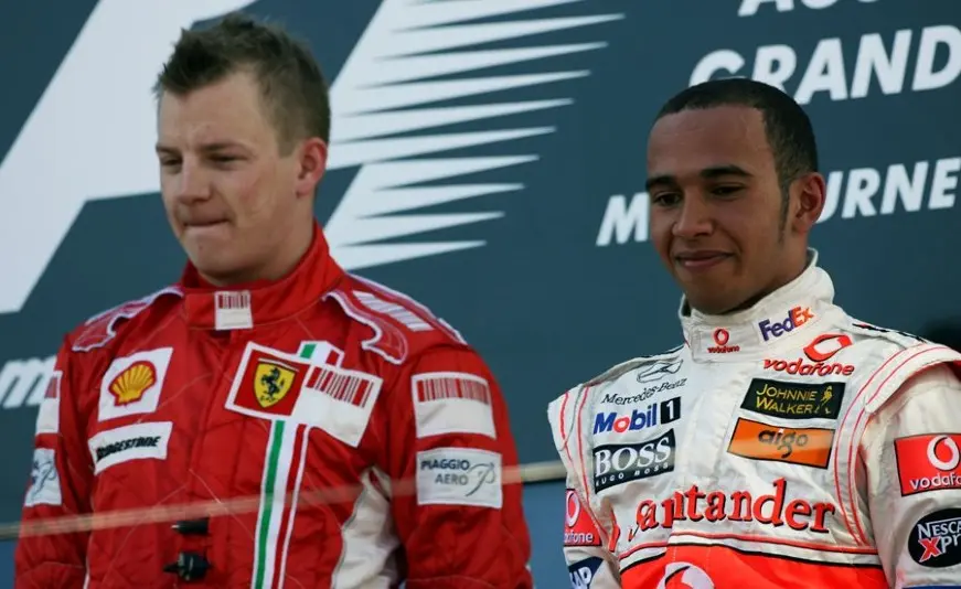 Kimi Raikkonen con Lewis Hamilton en el podio del GP Australia 2007 - Twitter @F1