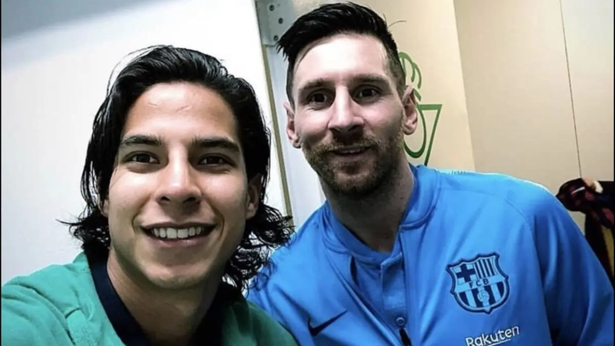 Diego Lainez con Lionel Messi después de un partido entre Real Betis y Barcelona - Twitter @DiegoLainez10