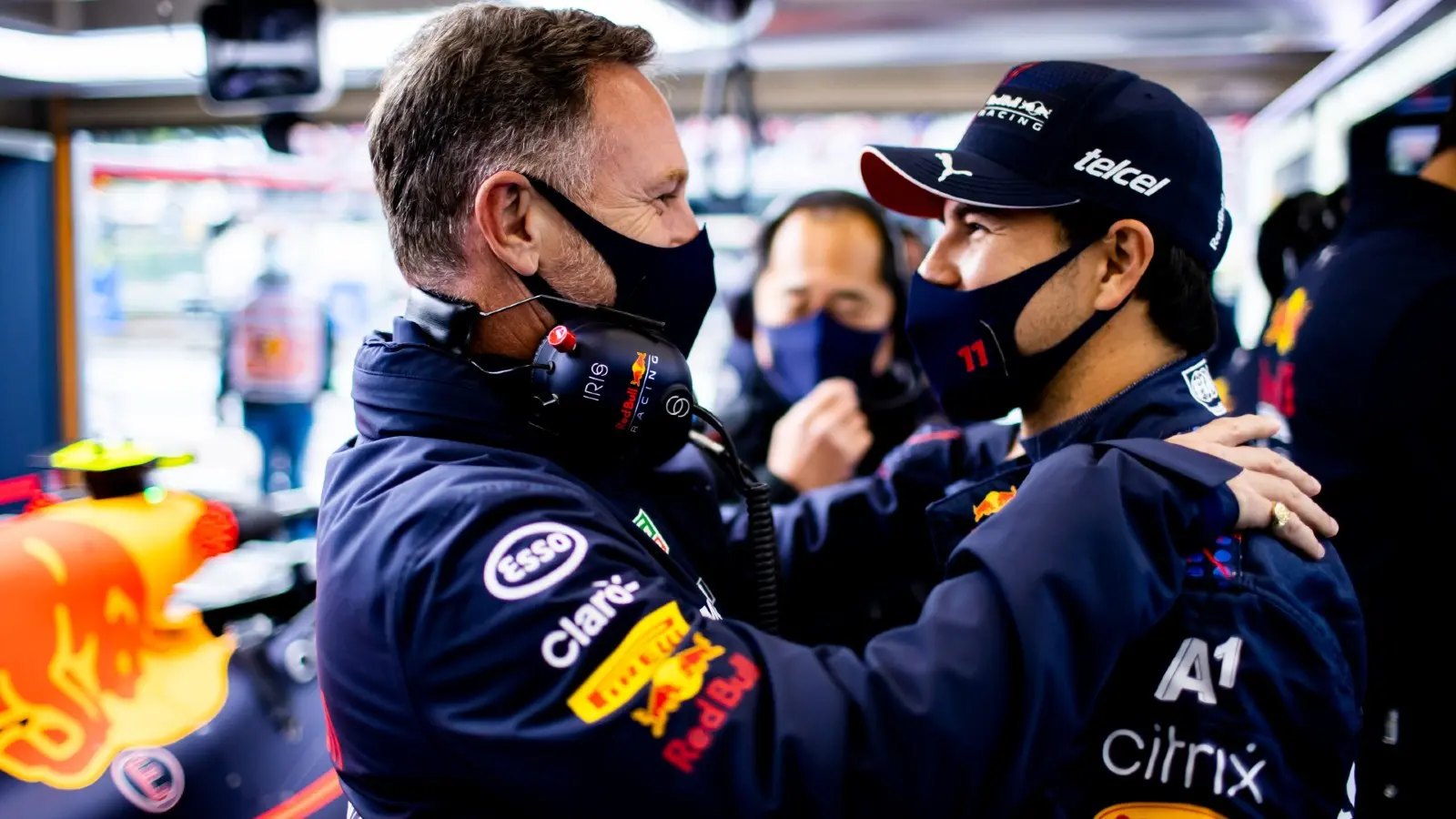 Checo Pérez con Christian Horner previo a una carrera - Twitter @RedBullRacing