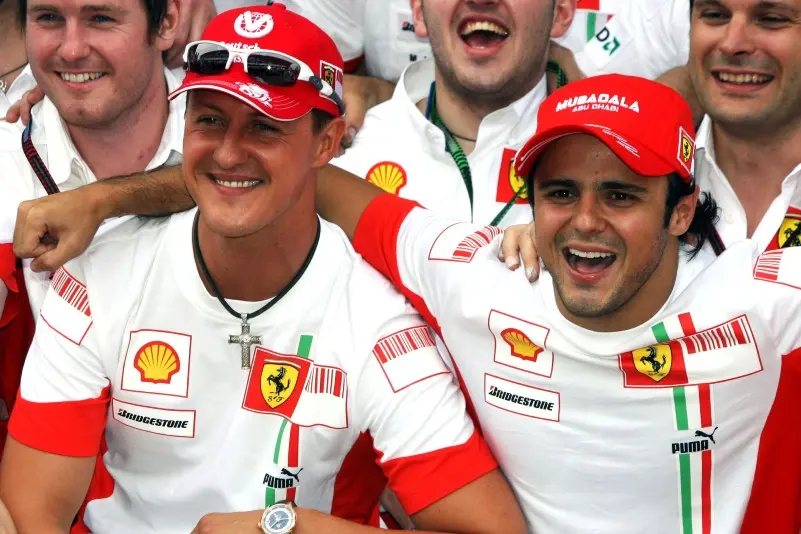 Michael Schumacher y Felipe Massa en la foto oficial de Ferrari - Twitter @F1