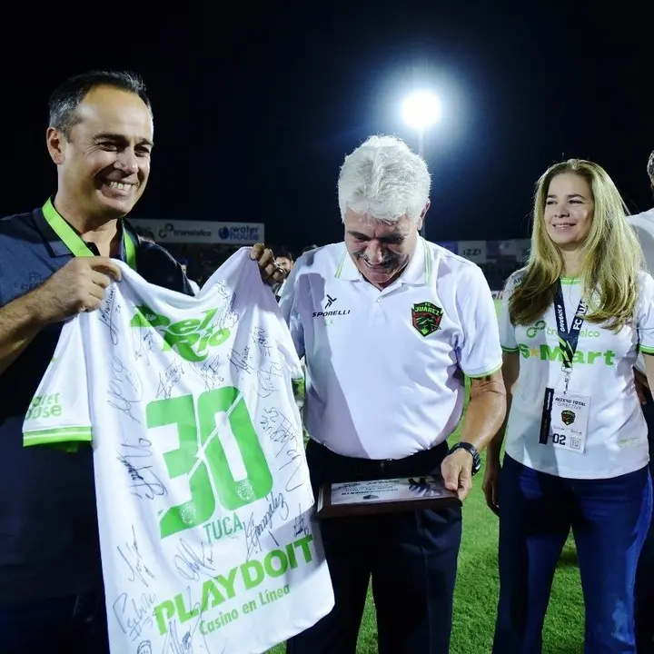 Ricardo Ferretti recibió un reconocimiento por sus 30 años de carrera - @fc_juarez
