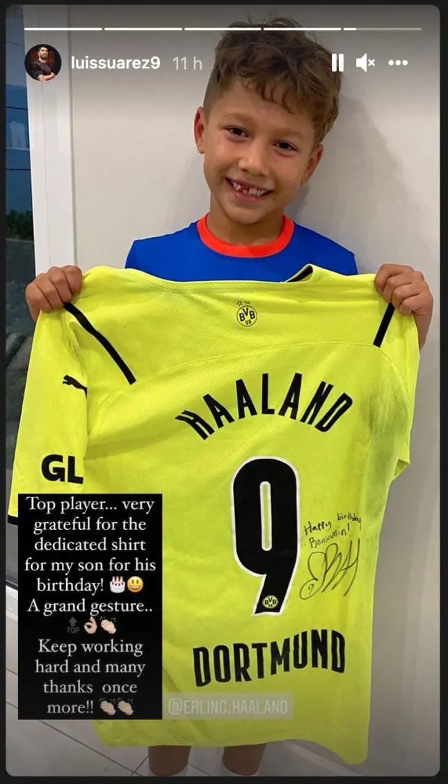 Benja posa con la playera de Haaland-@luissuarez9