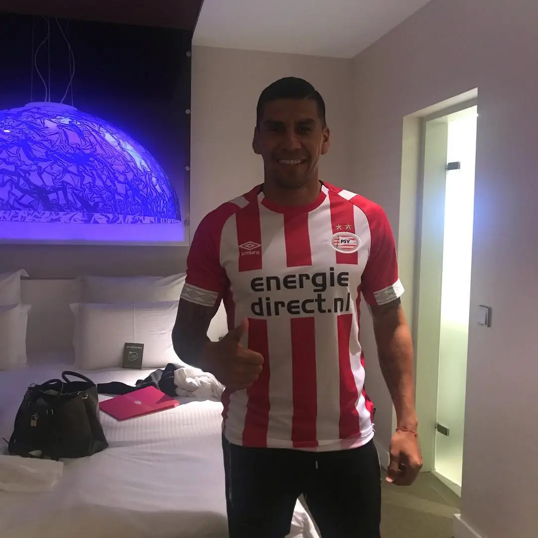 Carlos Salcido con la equipación del PSV - @carlosalcido30