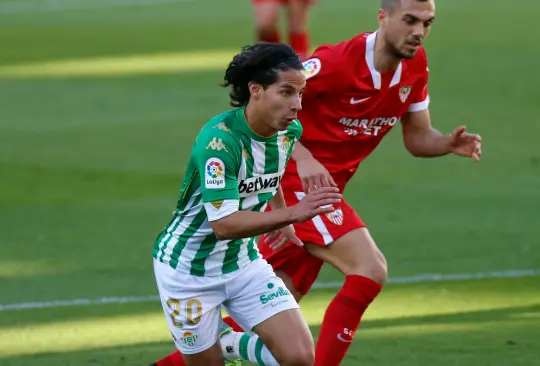Diego Lainez completa el derbi de Sevilla y la afición se le entrega Diego Lainez completa el derbi de Sevilla y la afición se le entrega