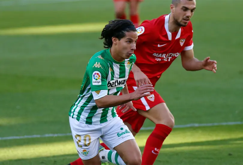 Diego Lainez completa el derbi de Sevilla y la afición se le entrega Diego Lainez completa el derbi de Sevilla y la afición se le entrega