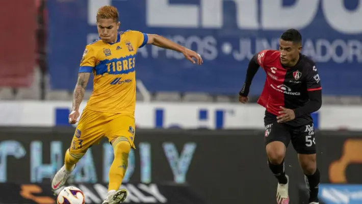 Carlos Salcedo se burla del Atlas con cántico de Chivas Carlos Salcedo se burla del Atlas con cántico de Chivas