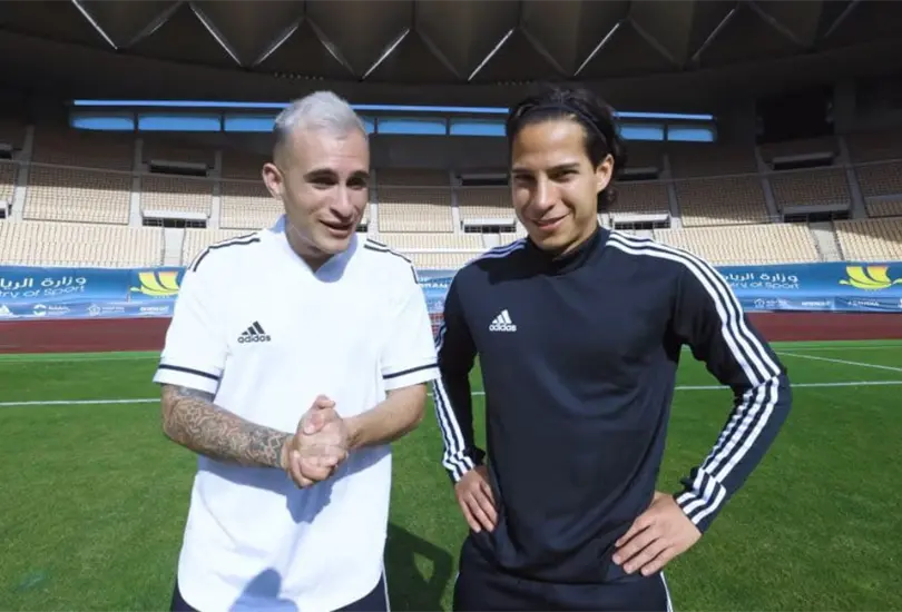 Diego Lainez pierde contra youtuber en retos de futbol