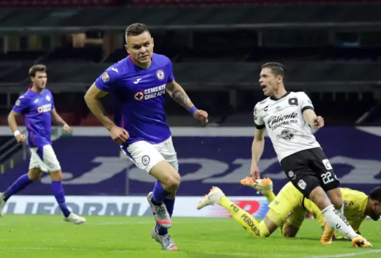 Cabecita brilla en la goleada de Cruz Azul sobre Querétaro