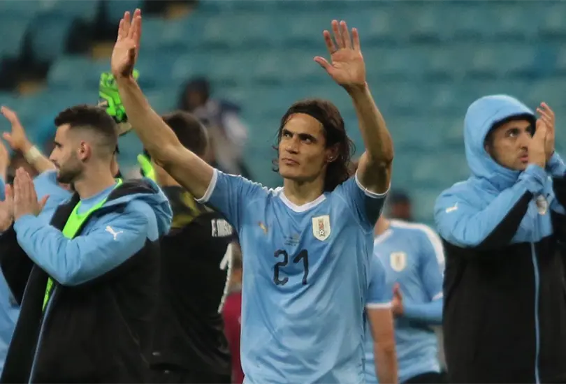 Jugadores uruguayos defienden a Cavani y acusan a la FA de discriminación Jugadores uruguayos defienden a Cavani y acusan a la FA de discriminación