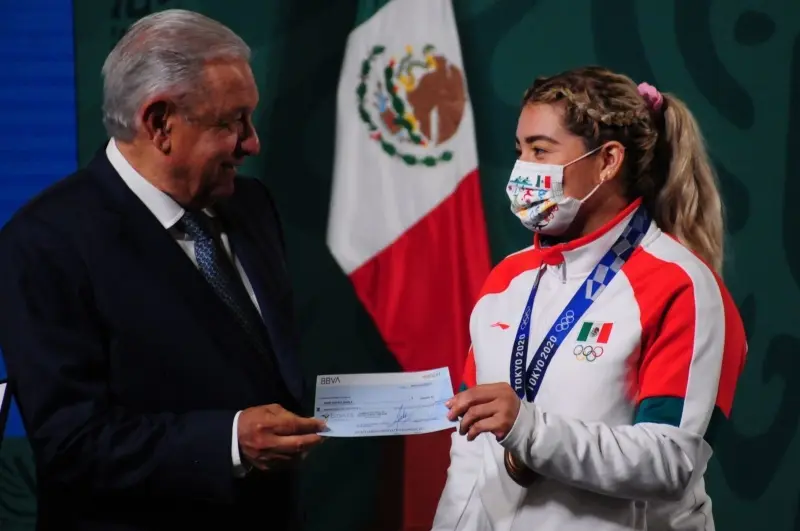 AMLO y Aremi Fuentes, ganadora de una medalla de bronce (Daniel Augusto-Cuartoscuro)