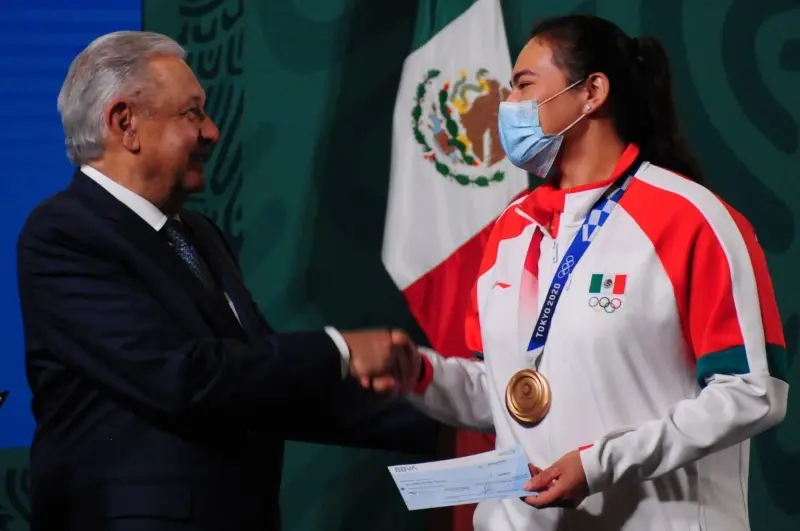 Alejandra Valencia, ganadora de un bronce, y el presidente de México (Daniel Augusto-Cuartoscuro)