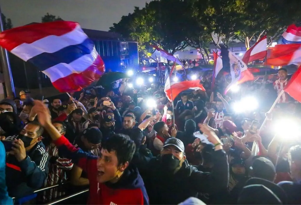 La afición rojiblanca constantemente pedía la salida de Vucetich. Foto: Instagram Chivas
