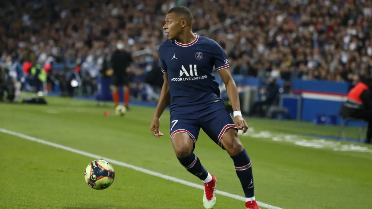 Para Zlatan, Mbappé debe esforzarse más para ser el mejor (@PSG_espanol)