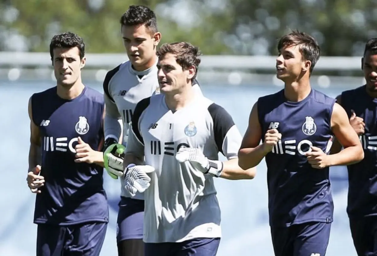 Raúl Gudiño recibió muchos consejos de Iker Casillas cuando fueron compañeros en el Porto. Foto: Instagram raulgudino