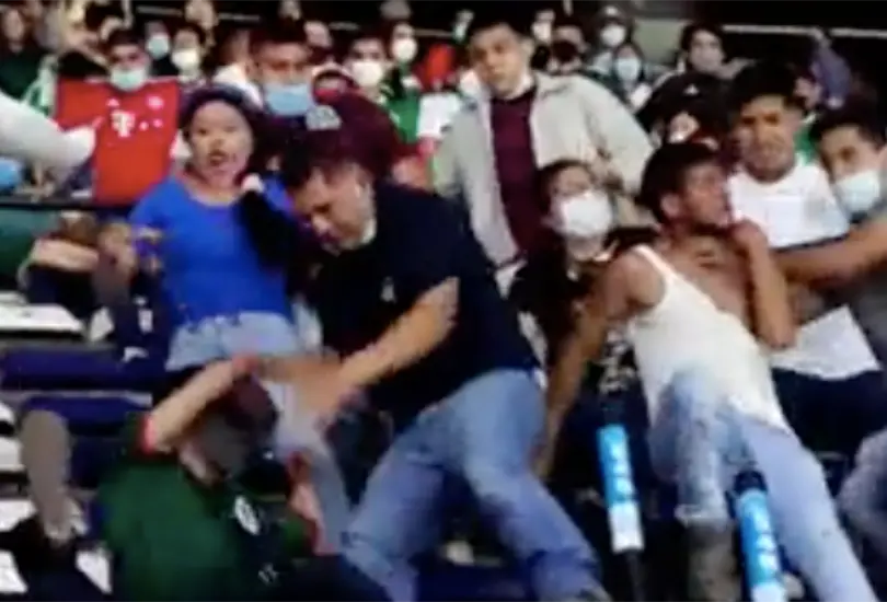 Aficionados mexicanos protagonizan pelea en las gradas del Azteca Aficionados mexicanos protagonizan pelea en las gradas del Azteca