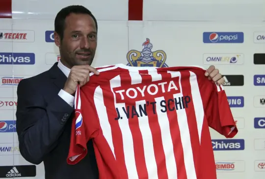 ¿Qué ha hecho John vant Schip desde que dejó el banquillo de Chivas?