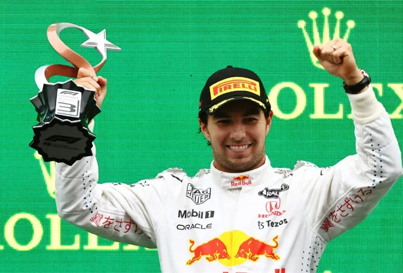 Ross Brawn elogia a Checo por ganarle la batalla a Hamilton en el GP de Turquía Ross Brawn elogia a Checo por ganarle la batalla a Hamilton en el GP de Turquía