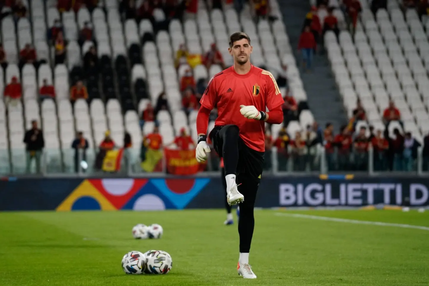 El arquero aseguró que la UEFA no piensa en los jugadores (Twitter - @BelRedDevils)