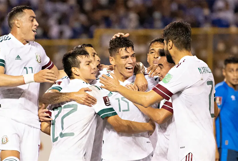 México sale vivo del Cuscatlán pese a expulsión de Néstor Araujo México sale vivo del Cuscatlán pese a expulsión de Néstor Araujo