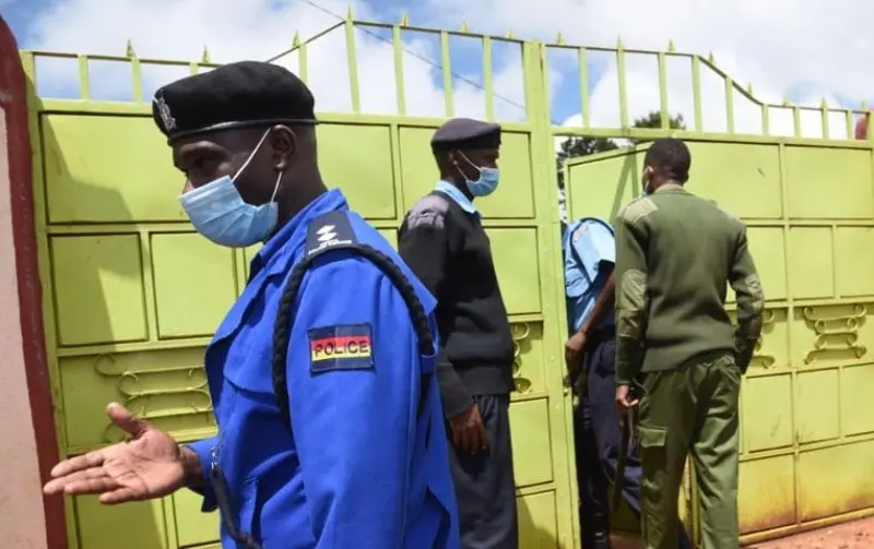 La policía local resguarda la casa de Jebet Tirop (nation.africa)