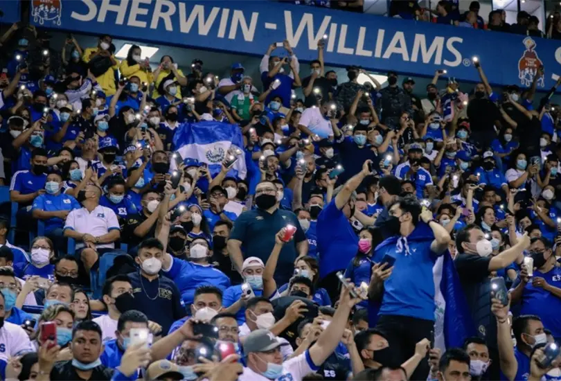 FIFA multa a El Salvador por conductas discriminatorias de sus aficionados
