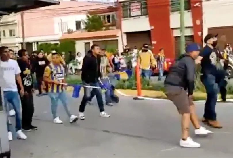 Aficionados de Am&eacute;rica y San Luis se enfrentan a las afueras del Alfonso Lastras