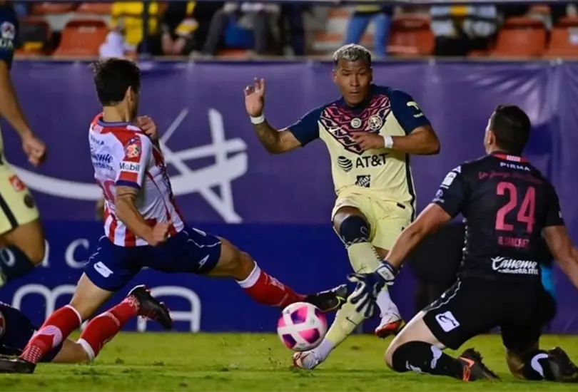 Perdonan penal al Am&eacute;rica; Roger Mart&iacute;nez anota y las &Aacute;guilas logran la victoria