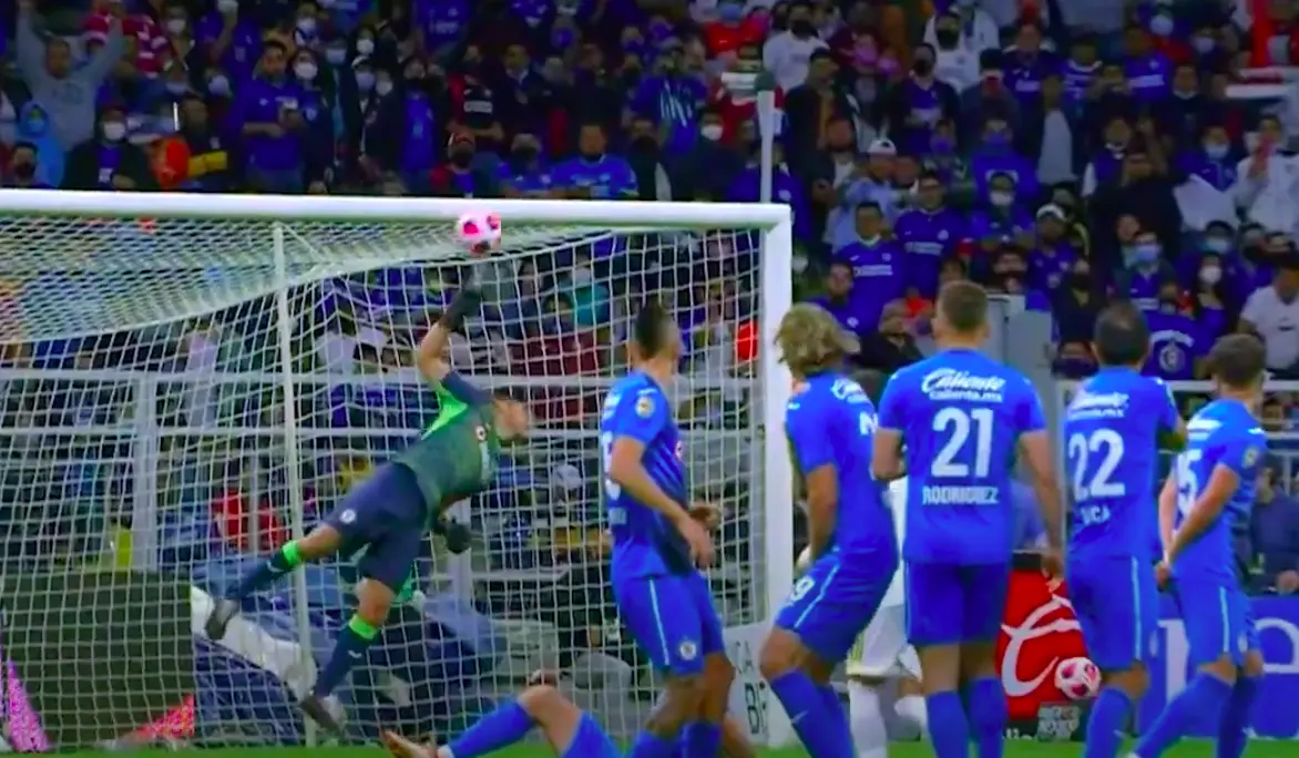 Momento en el que Corona quita la mano del disparo - Captura de Pantalla