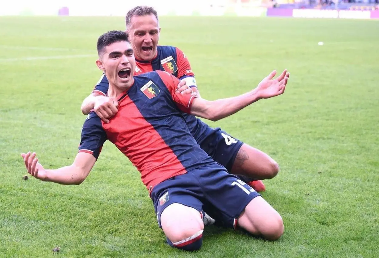 Johan Vásquez celebra su gol. Foto: Instagram Genoa.