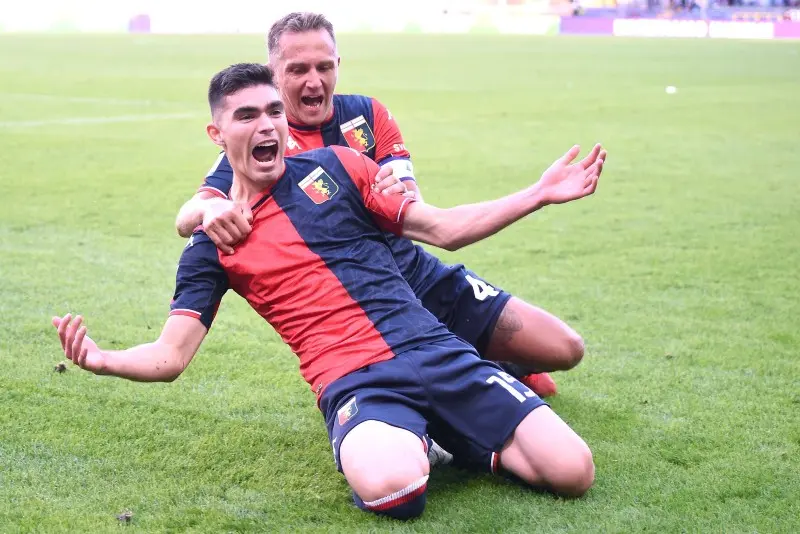 Johan Vásquez celebra su gol en el empate entre Genoa y Sassuolo - Twitter @GenoaCFC