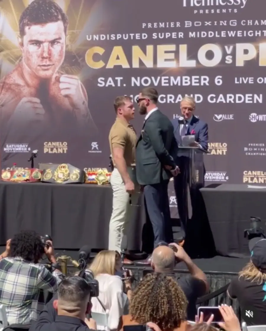 Saúl 'Canelo' Álvarez tuvo un altercado con Caleb Plant en el careo.