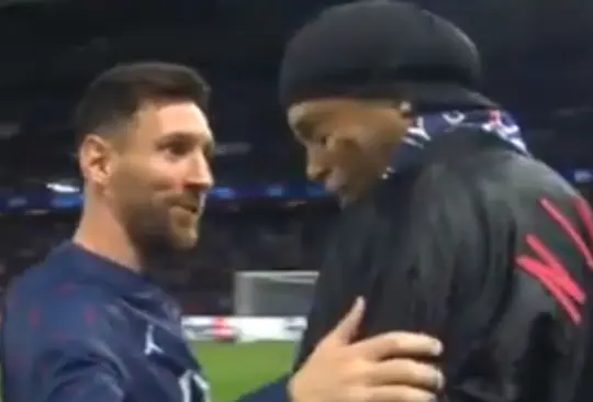 El emotivo reencuentro entre Ronaldinho y Lionel Messi en el Parque de los Príncipes