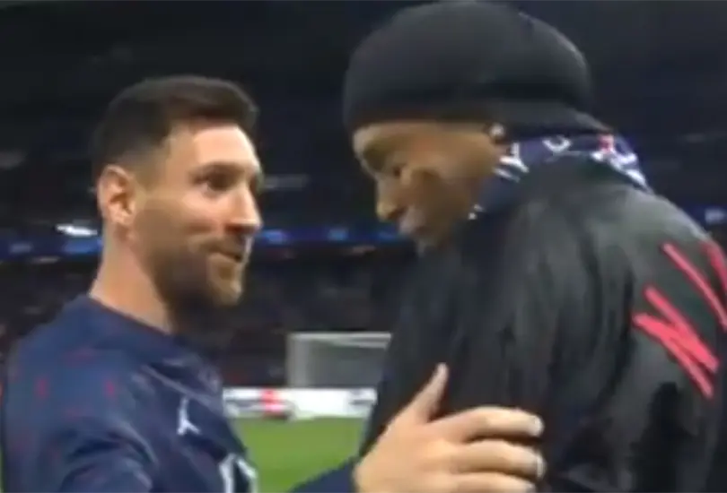 El emotivo reencuentro entre Ronaldinho y Lionel Messi en el Parque de los Príncipes El emotivo reencuentro entre Ronaldinho y Lionel Messi en el Parque de los Príncipes