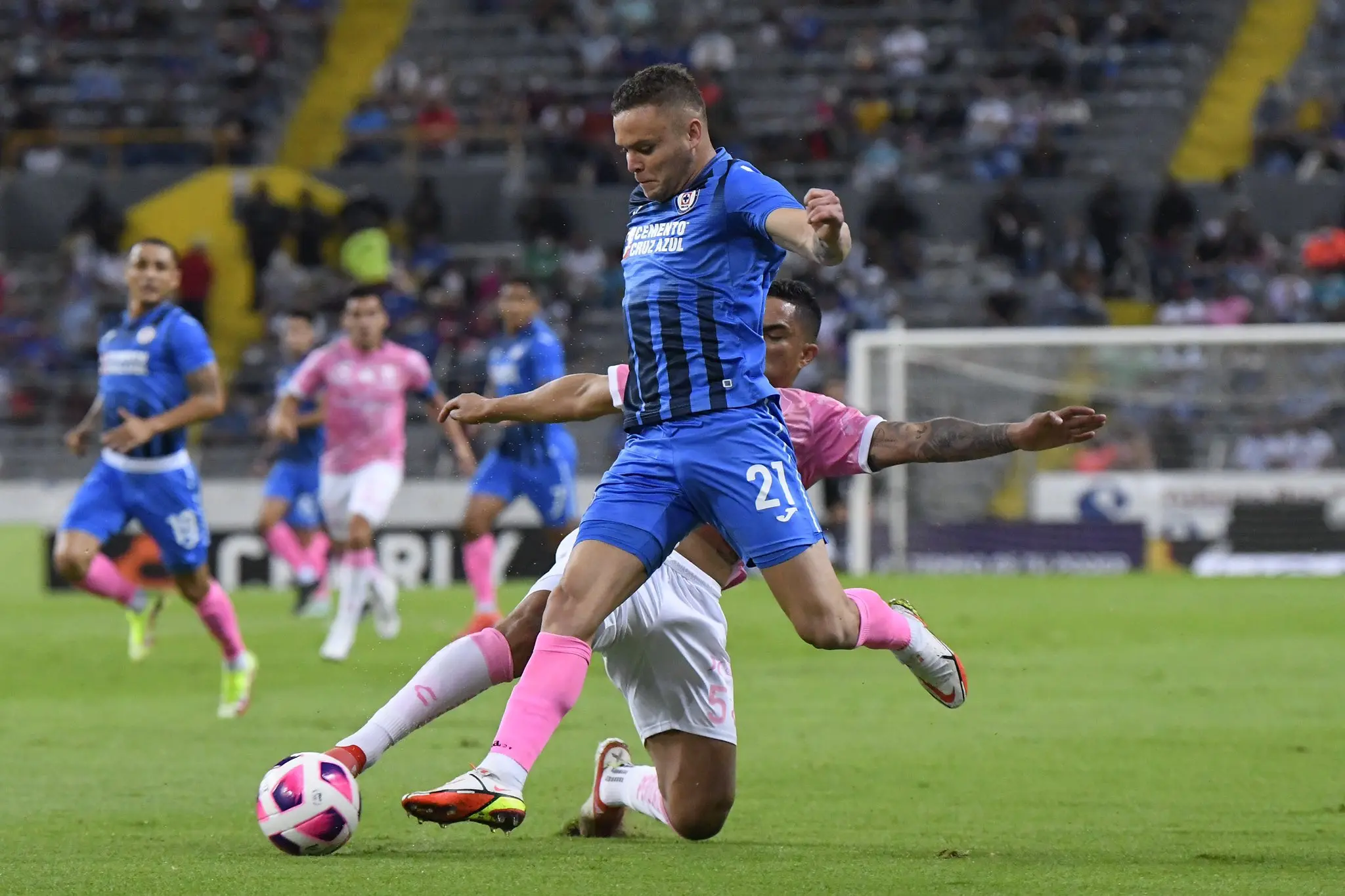 'Cabecita' pierde un balón en ataque - @CruzAzul