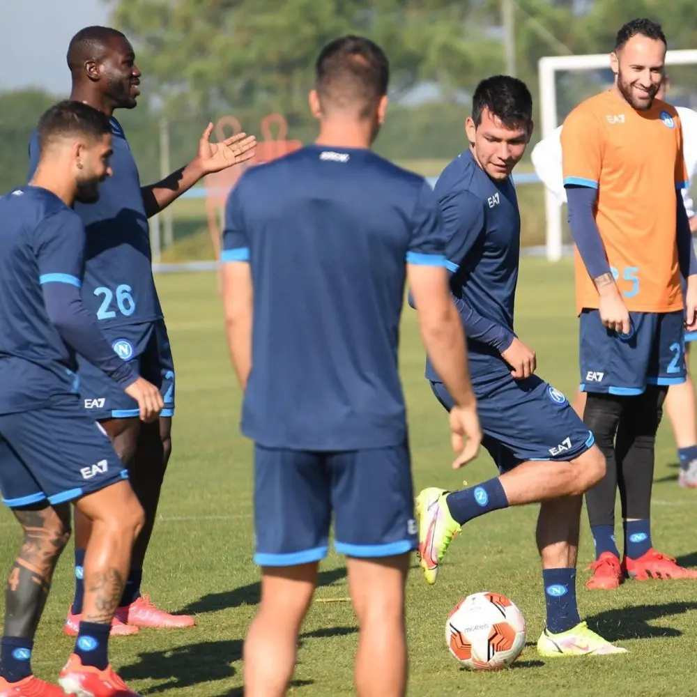 El mexicano Hurving 'Chucky' Lozano se prepara para la Europa League. (Twitter @sscnapoli)