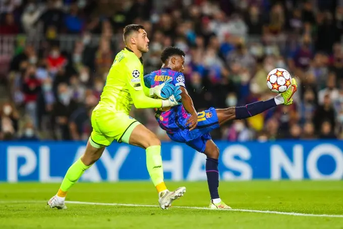 El joven '10' de los blaugranas intentó un gol de fantasía (Twitter - @FCBarcelona_es)