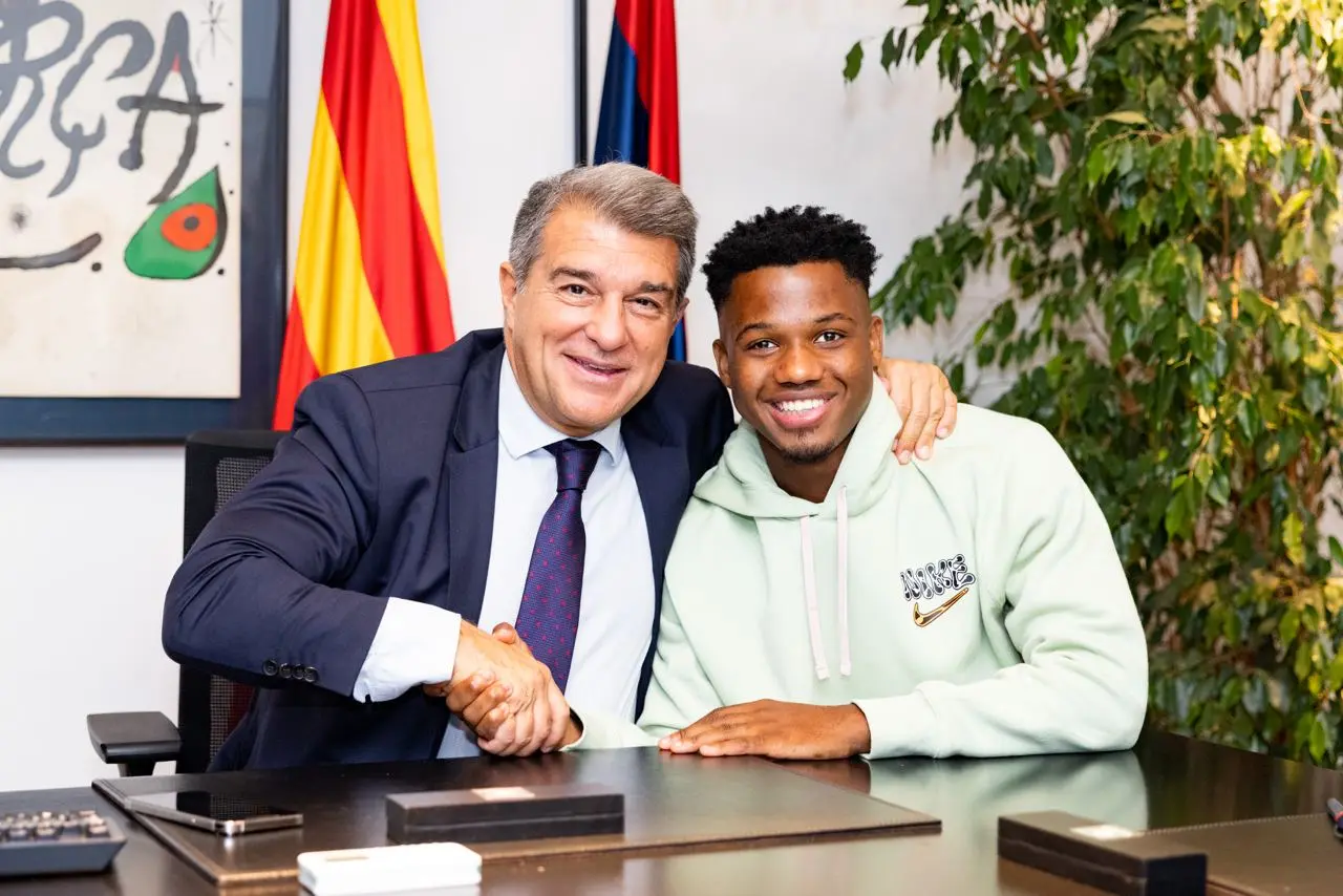 El futbolista lució muy feliz al momento de firmar su renovación (Twitter - @FCBarcelona)
