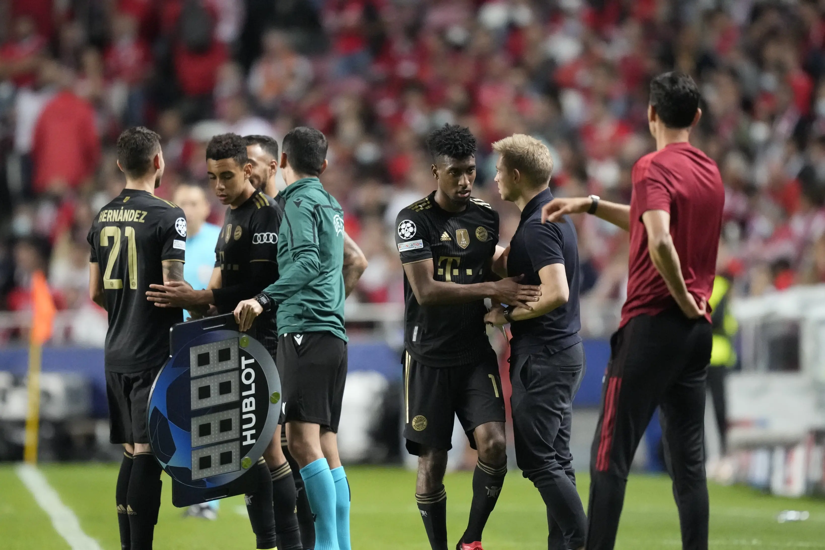 El cuerpo técnico del Bayern Munich, encabezado por Dino Topmoller, se hizo cargo del juego en UCL (Twitter - @FCBayern)