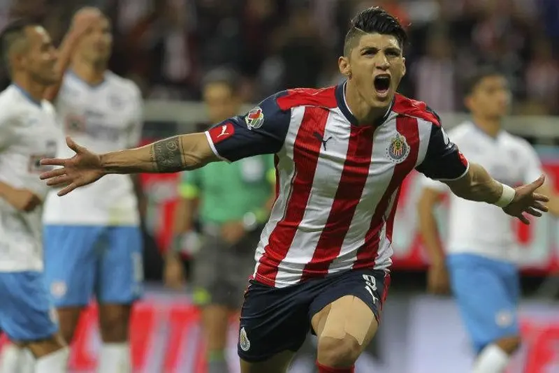 Alan Pulido celebra su gol contra Cruz Azul - Twitter @Chivas