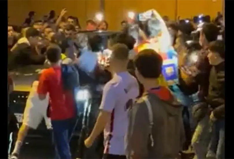 Agreden a Ronald Koeman tras derrota del Barcelona ante el Real Madrid Agreden a Ronald Koeman tras derrota del Barcelona ante el Real Madrid