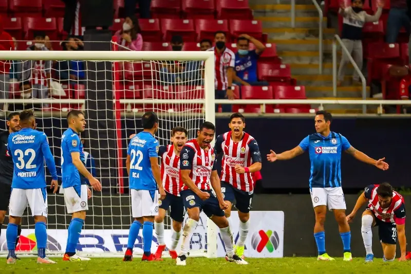 Chivas empató de último minuto ante el Cruz Azul (FB: Chivas)