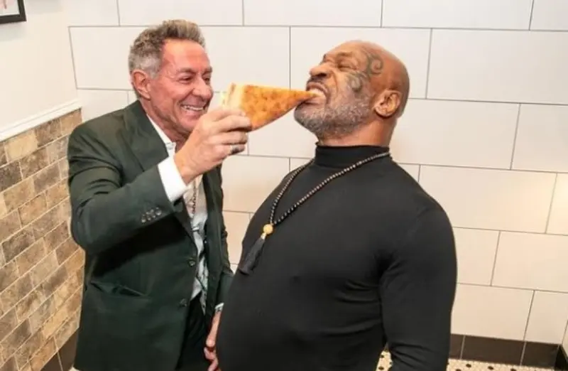 Mike Tyson aprovechó para comer pizza (@miketyson)