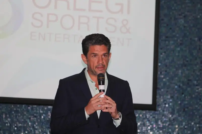 Alejandro Irarrogorri en un evento de Santos - Twitter @ClubSantos