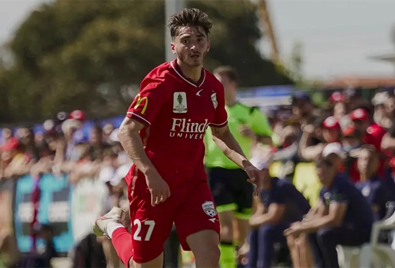 Futbolista Josh Cavallo se declara gay; recibe apoyo de Piqu&eacute; y Griezmann