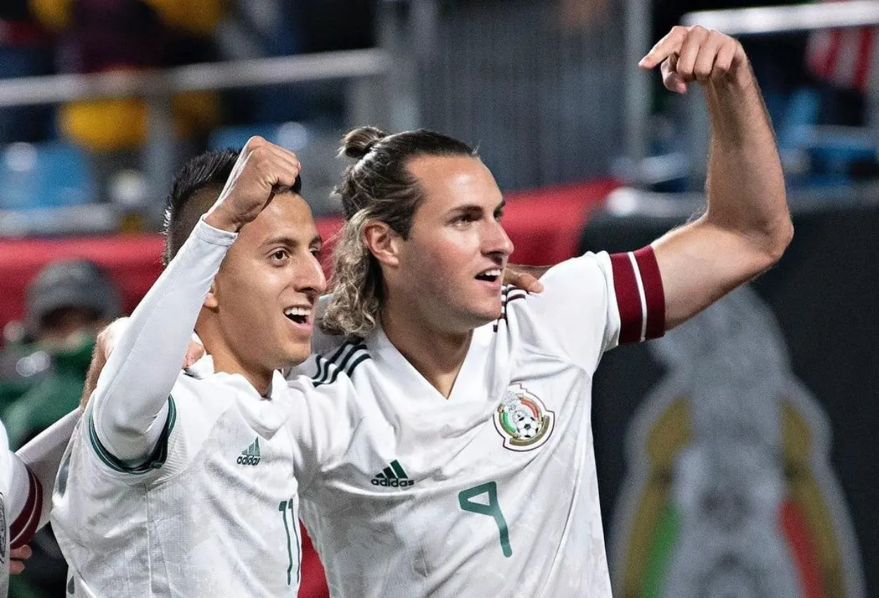 Santiago Giménez (9) fue uno de los jóvenes futbolistas que presentó el Tri ante Ecuador. Foto: Instagram Miseleccionmx.