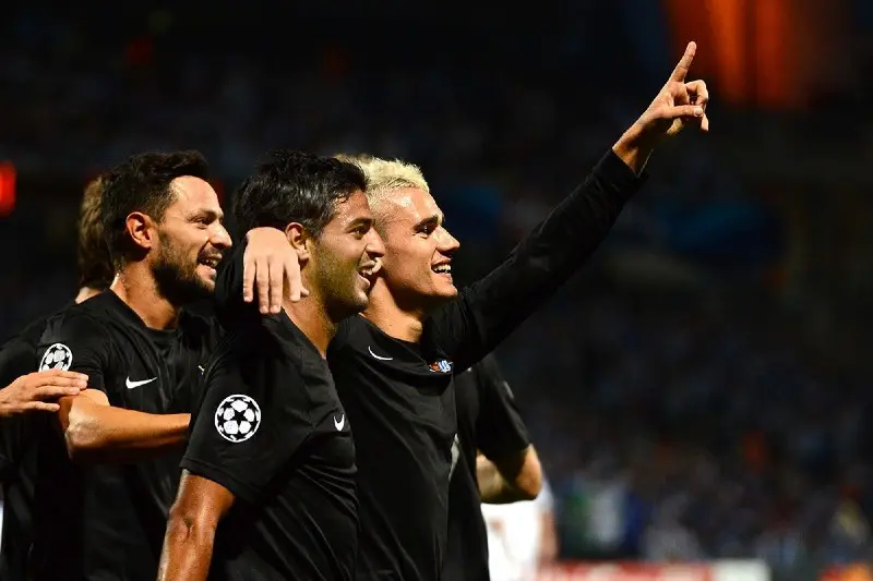Carlos Vela celebra con Antoine Griezmann - Facebook Real Sociedad de Futbol