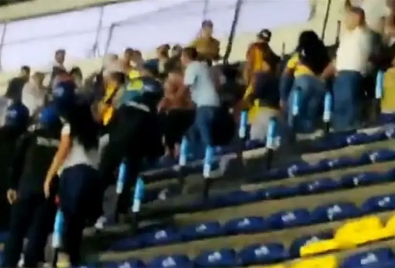 Seguidores de Pumas rompen reja de seguridad para agredir a los del Am&eacute;rica