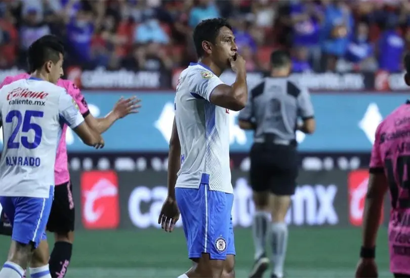Golazo de Luis Romo y gran atajada de Jes&uacute;s Corona definen victoria de Cruz Azul
