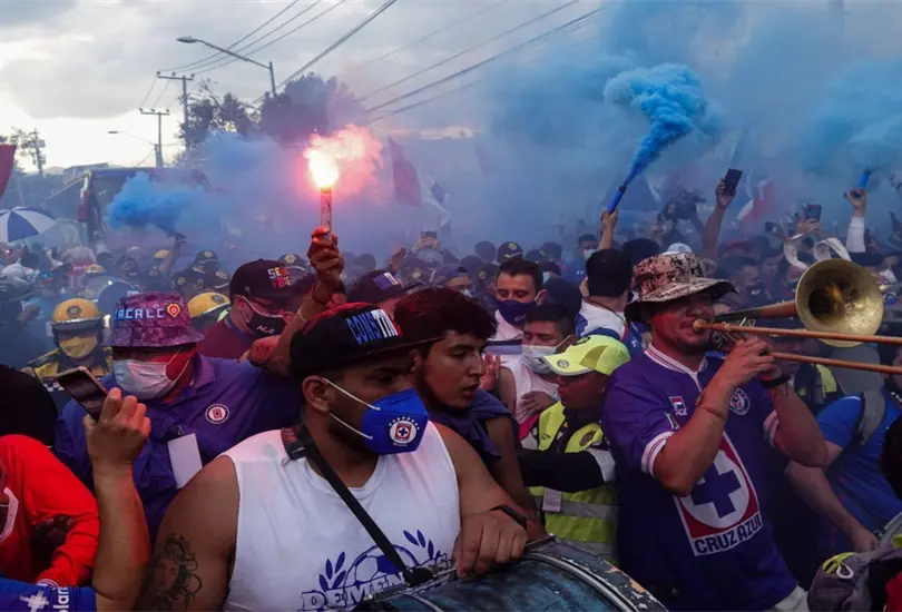 Con manta y coronas fúnebres, la Sangre Azul deja mensaje al América Con manta y coronas fúnebres, la Sangre Azul deja mensaje al América
